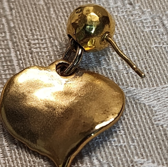 HERVÉ VAN DER STRAETEN SIGNED HAMMERED GOLD PLATED HEART DROP EARRINGS RARE PIER - Picture 13 of 15